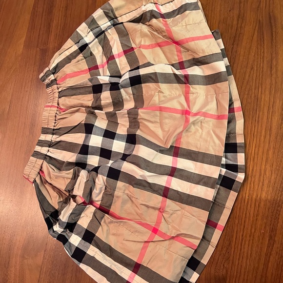Girls size 8 Burberry skirt! VGUC - Picture 2 of 3